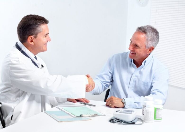 consulta cun médico sobre métodos de ampliación do pene